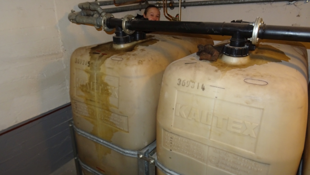 Überalterte Kunststoff-Batterietankanlage in Köln-Rodenkirchen